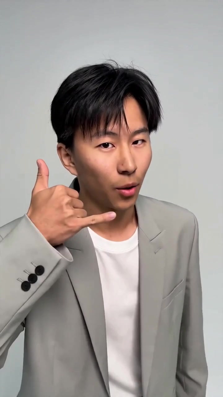 Serkon 做出打电话手势的轻松瞬间
